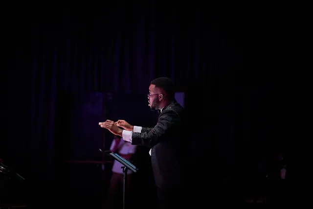 Tinashe Jera conducting